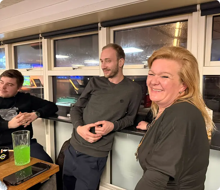 Gæster som nyder de billige drinks og den gode stemning i baren