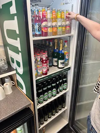Billede af fyldt barskab på BETTER SPORTSBAR HERNINGS Facebook side