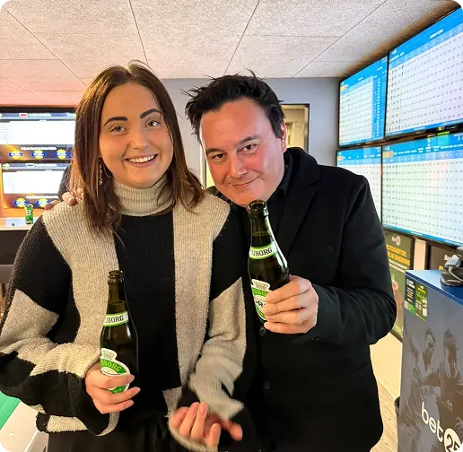 Billede af to unge som deler billige øl fra BETTER SPORTSBAR HERNING